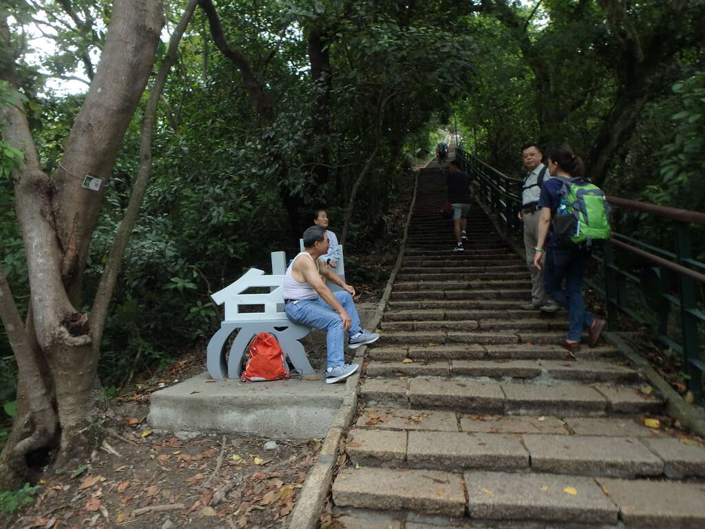 以”象山”為意象設計的座椅，讓疲累的雙腳稍作歇息。
