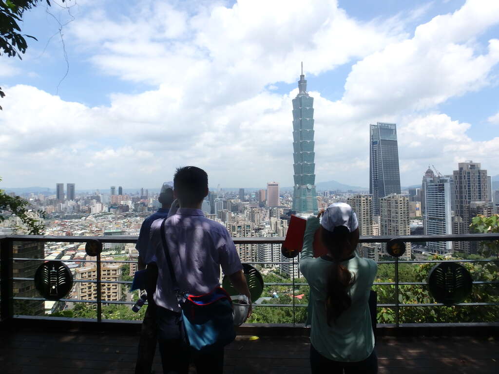 站在煙火平台，台北101彷彿伸手可及。