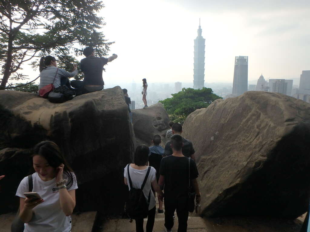 坐在六巨石上欣賞美麗的台北盆地。