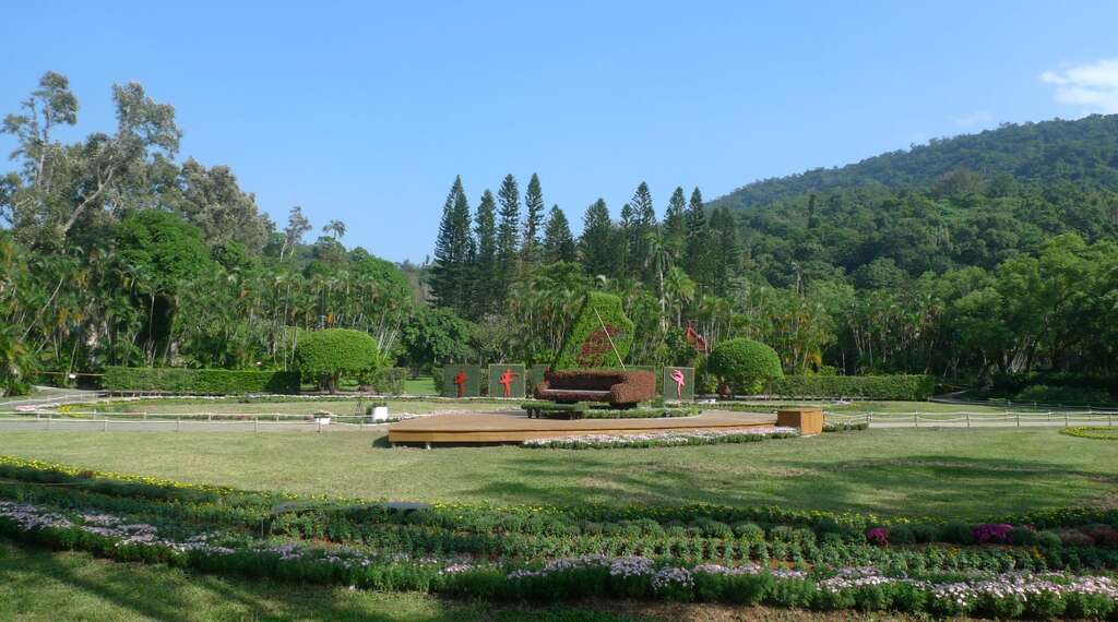鋼琴綠雕遠景