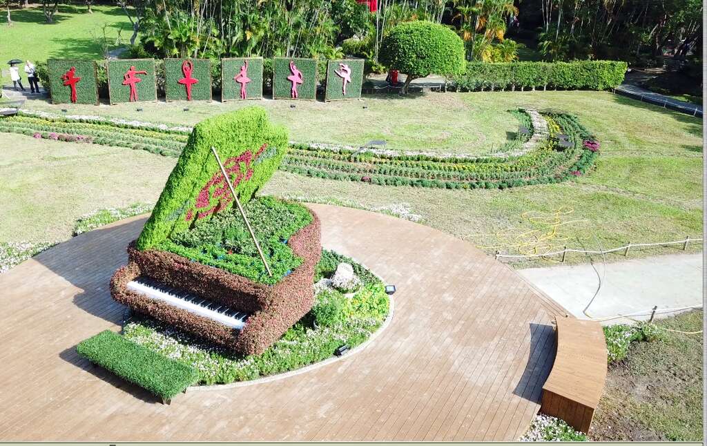 鋼琴綠雕及芭蕾舞者綠牆剪影空拍
