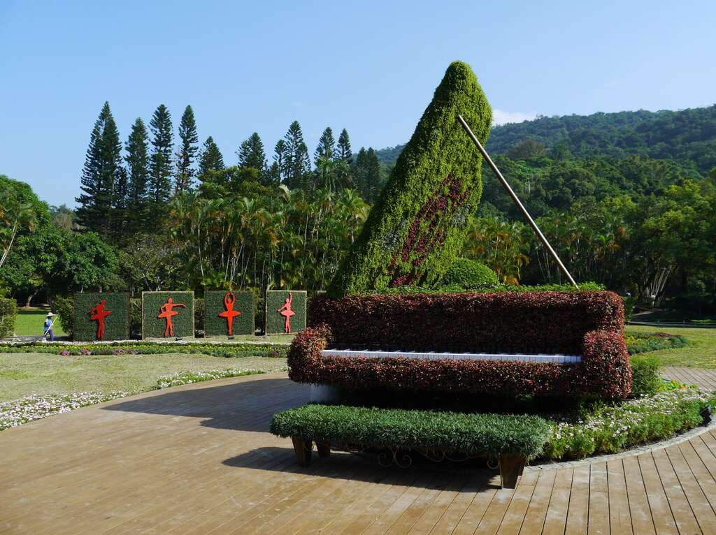 鋼琴綠雕近景(一)