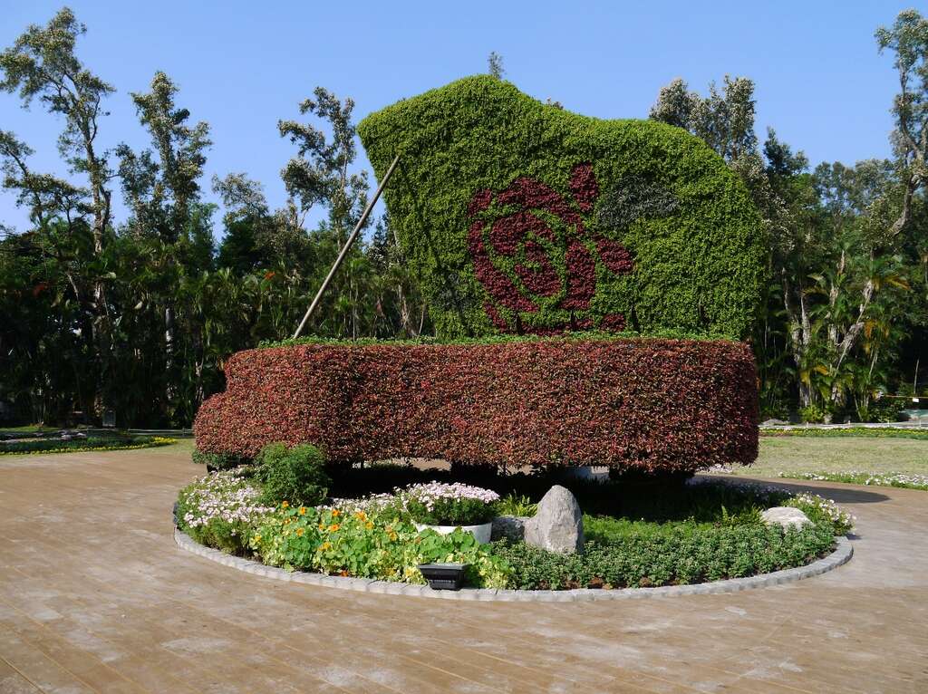 鋼琴綠雕近景(二)