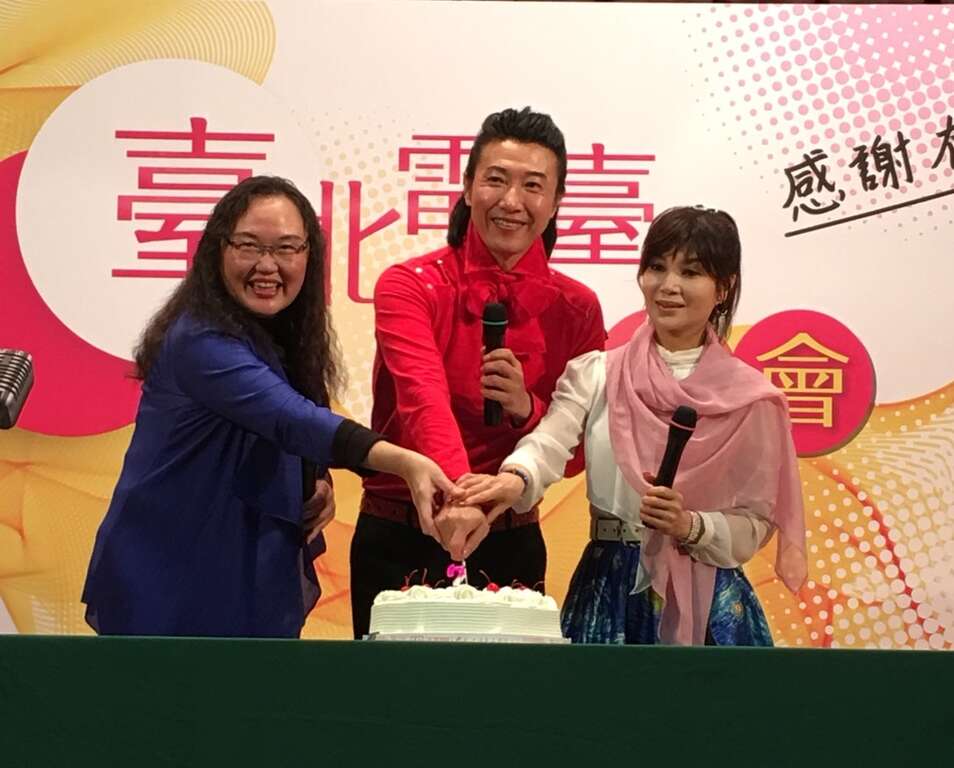 陳鴻(中)與蔡秋鳳(右)、臺北電臺臺長陳慈銘祝福節目收聽長紅