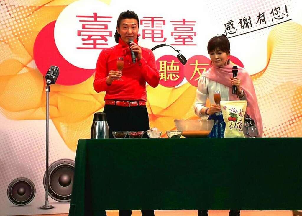 陈鸿(左)与蔡秋凤调制饮品