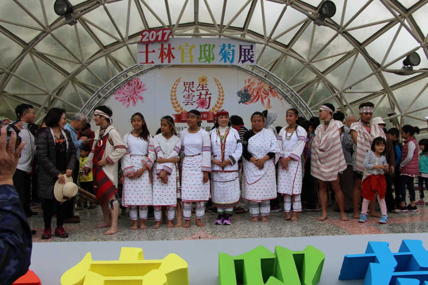 圖4. 12月2日傌儷芭里文化藝術團帶來精彩歌舞，並開放民眾體驗太魯閣族獨有樂器