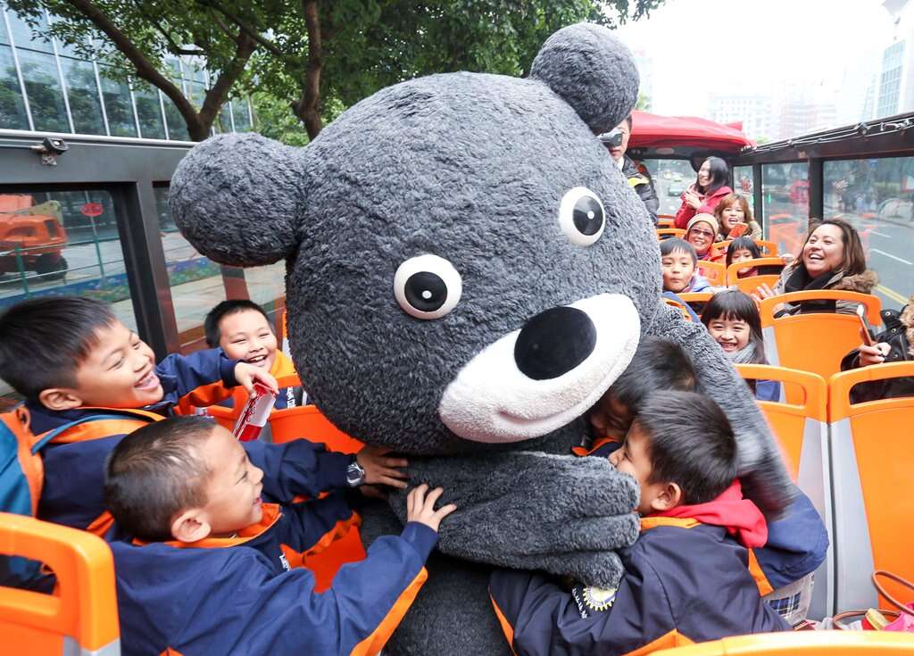熊赞一上车就广受学生热烈欢迎，一次熊抱二位小朋友