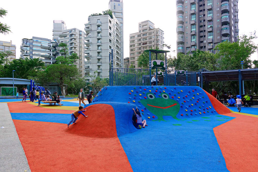 샹산공원 리모델링 오픈, 청개구리 테마파크로 선보이는 어린이 놀이터