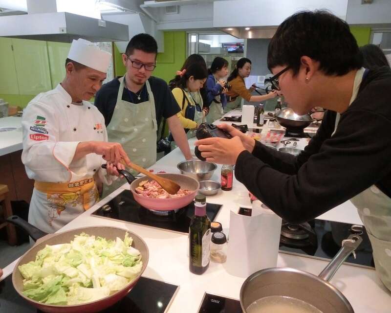 媒体部落客踩线团至「厨艺教室」体验跟大厨乃菜市、做道地台菜的乐趣。