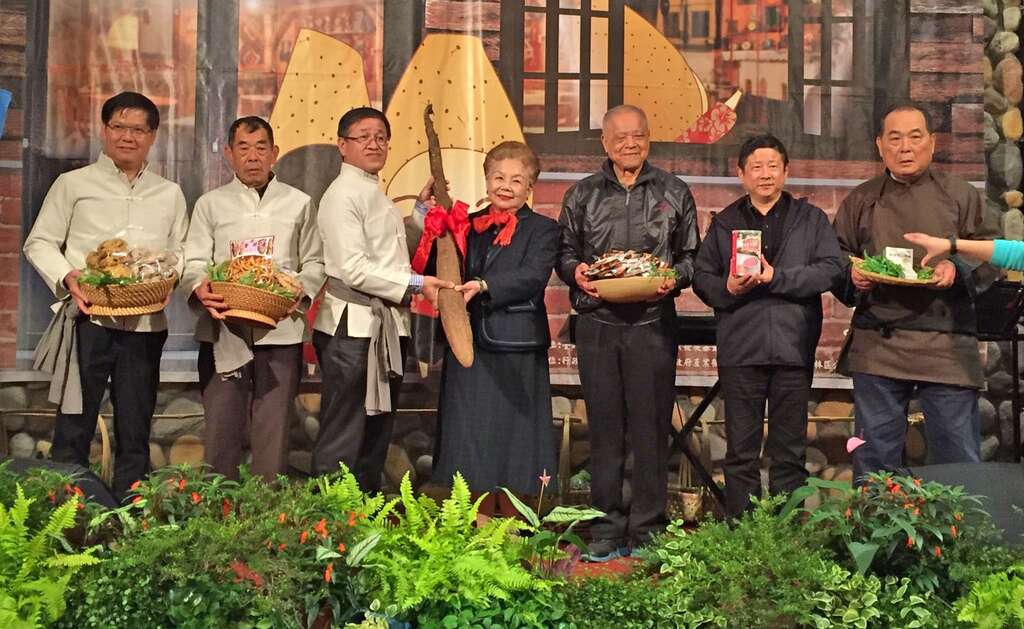 圖1、（左起）士林區農會曾總幹事、葉常務監事、葉理事長、柯媽、柯爸、北市產業局林崇傑局長、七星農業發展基金會莊光明共同行銷陽明山山藥產品。