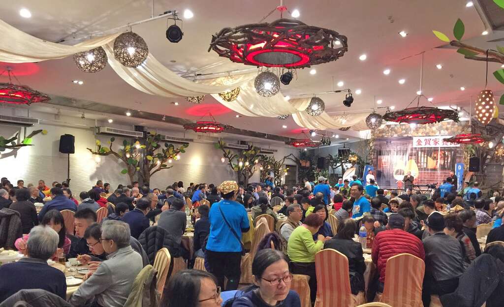 圖3、山藥饗宴熱鬧滾滾，民眾開心品嚐豐盛美食。