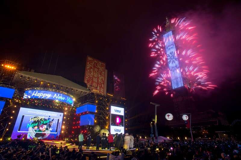 台北101新年大秀，結合煙火與燈光秀，精彩程度更升級。