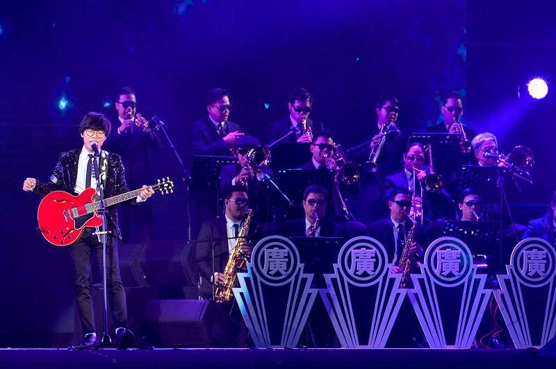 「国民暖男神」卢广仲担任跨年倒数前嘉宾，与管弦乐者同台带来精采演出。