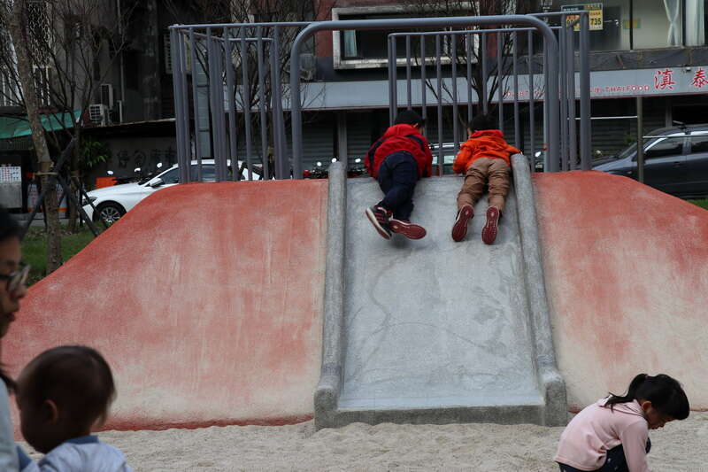 照片2：儿童游戏场地景山丘宽版魔石子提供2个孩童及亲子同时体验