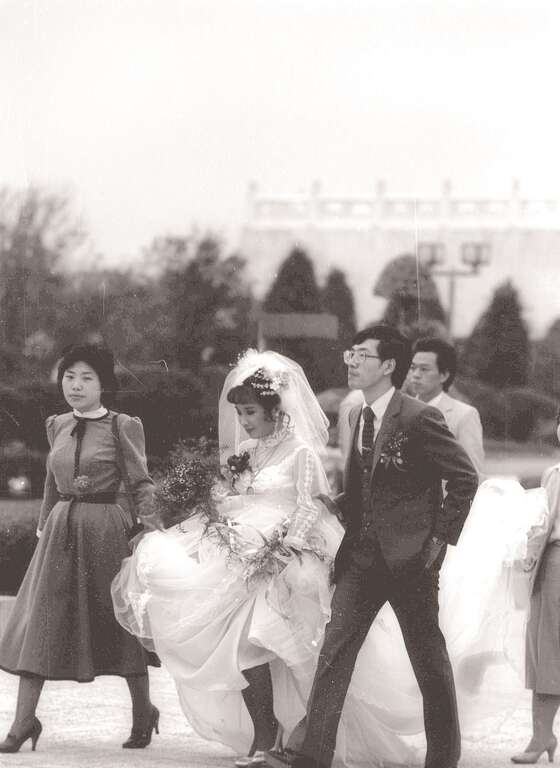早期的新人通常是在結婚當天才拍攝婚紗照。（圖／中央通訊社提供）