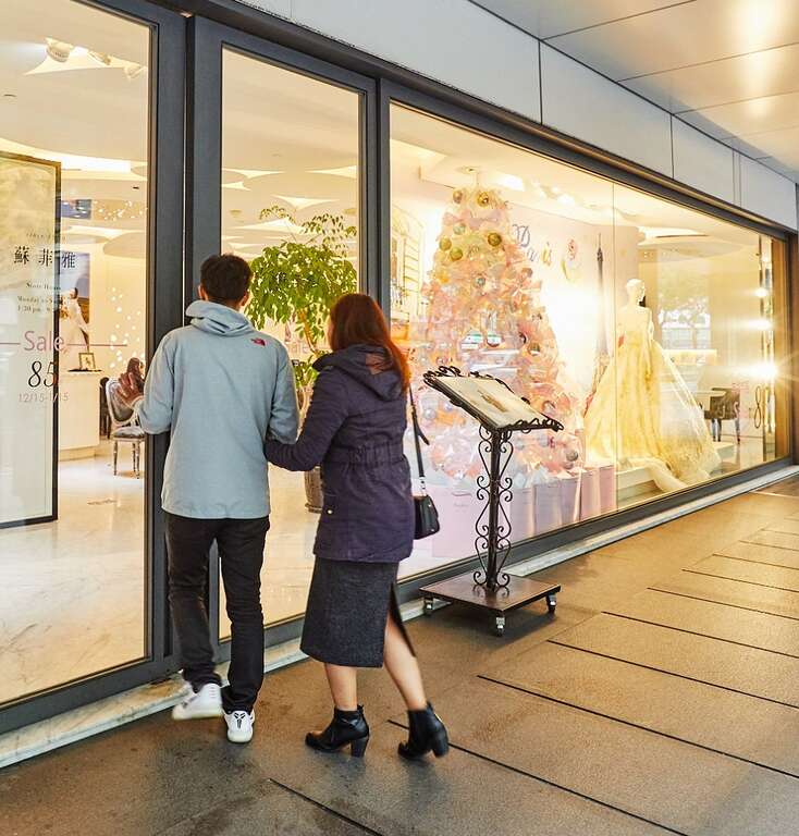現今婚紗業便利的一站式服務，吸引準新人親自到店內諮詢相關需求。（攝影／黃建彬、梁忠賢）