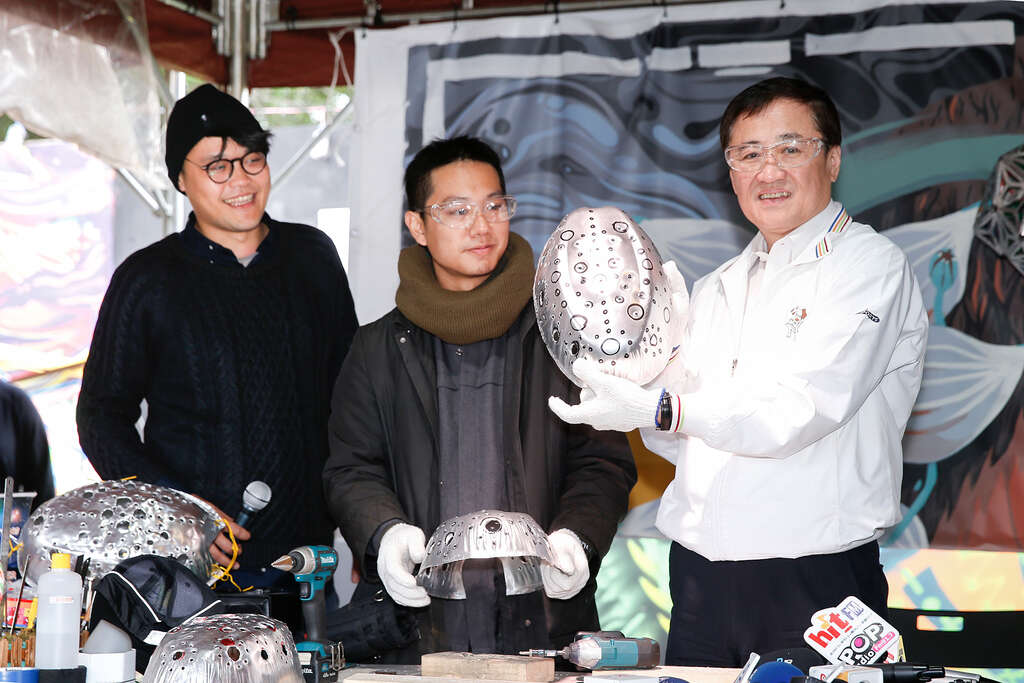 副市長陳景峻探班臺北燈節製作團隊 環保素材大變身 展現創意巧思