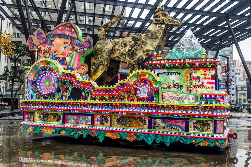 藝青閣花車混搭風全臺首見　《角頭2》驚呼巨型土狗超吸睛 潮流vs.民俗混搭有看頭　巨狗昂首華麗花燈好驚豔