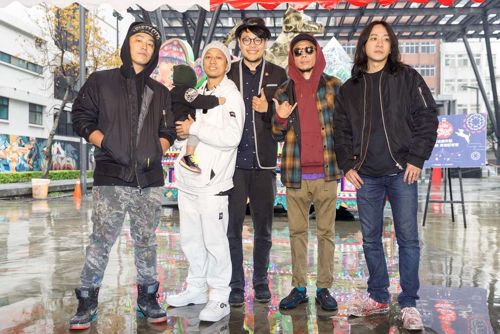 藝青閣花車混搭風全臺首見　《角頭2》驚呼巨型土狗超吸睛 潮流vs.民俗混搭有看頭　巨狗昂首華麗花燈好驚豔