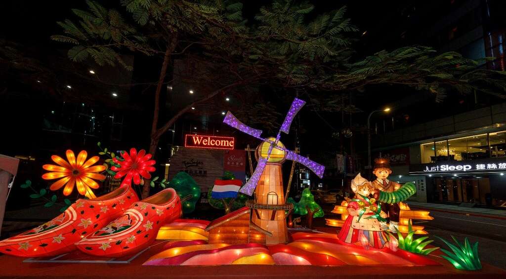 Caribbean Fortress Debuts at Taipei Lantern Festival