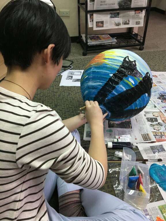 流浪动物背後的故事让设计师们手绘出动人的作品