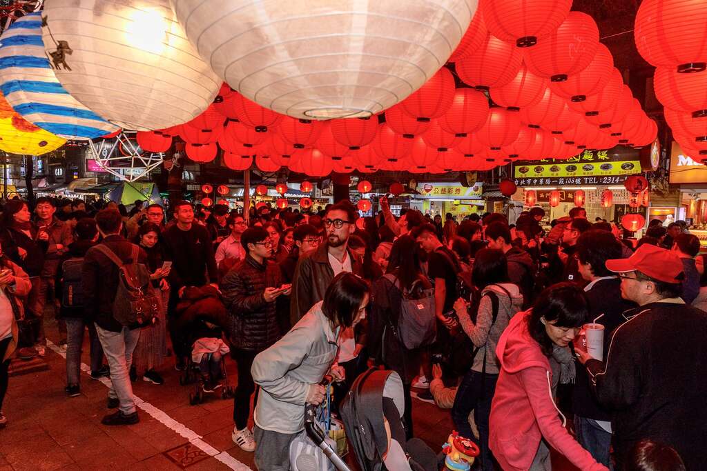 浪浪彩绘灯搭配大红灯笼为灯区带来幸福喜气