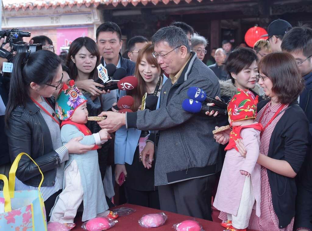 Mayor Attends Traditional Ceremony for One-year-olds at Lin An Tai Historical House