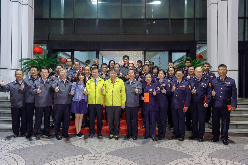 市长柯文哲与警局同仁合影