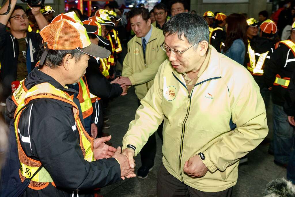 台北市长柯文哲专程前往灯区会场为同仁打气