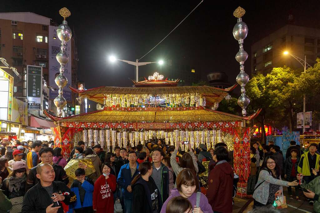 全手工的混搭风的这座「神(奇)庙(宇)」，成为今年灯节最有年轻独立风格的一个作品