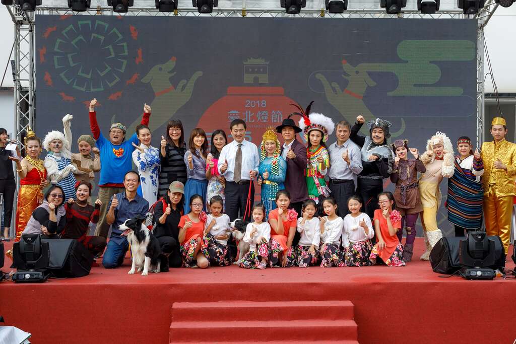 陳景峻副市長與表演團體一同歡迎民眾來西門踩街，到北門點燈。