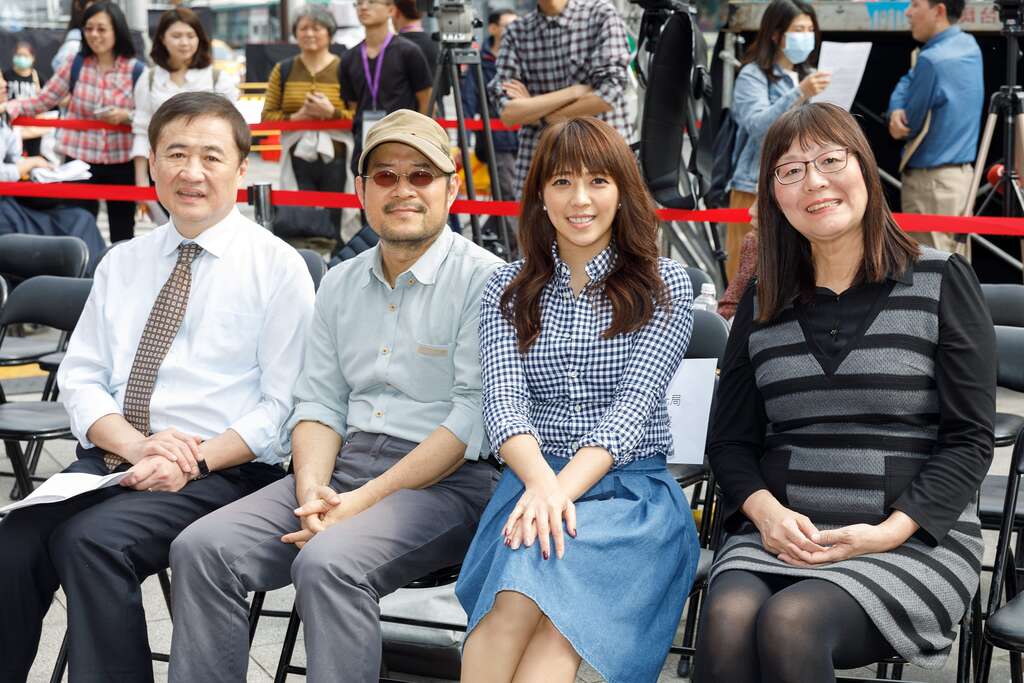 （由左到右）臺北市副市長陳景峻、文化局長鍾永豐、觀傳局長陳思宇、文化局副局長李麗珠為踩街大遊行造勢合影。