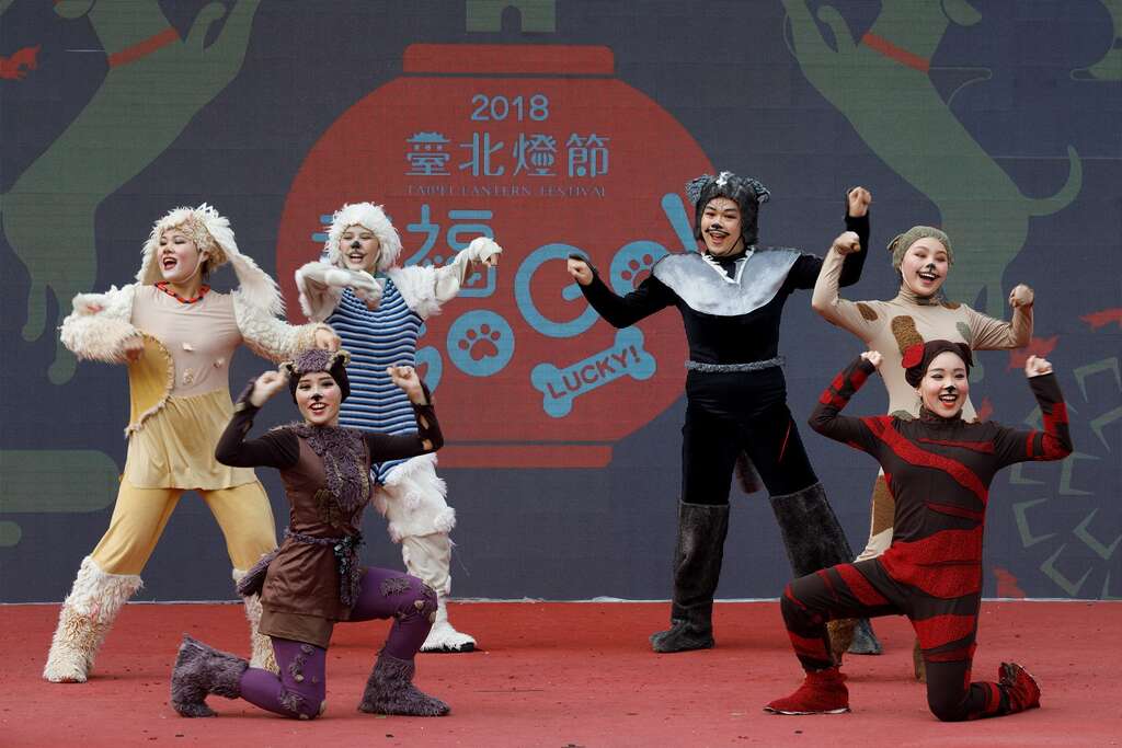 如果兒童劇團呼應金狗年為踩街大遊行扮裝演出。