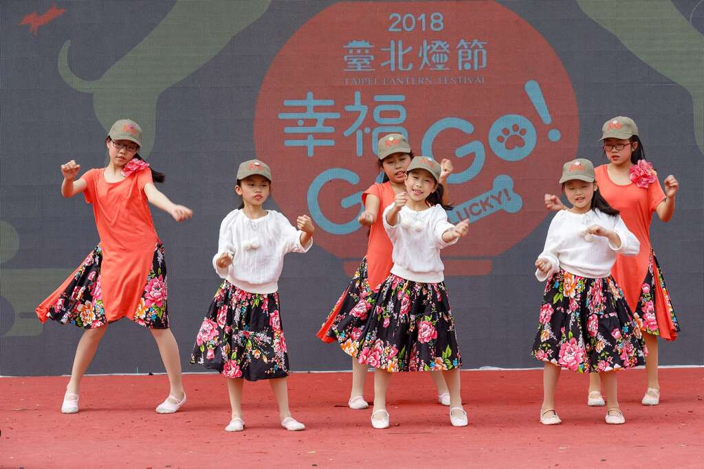 哈客童謠營為踩街大遊行增添可愛活力。