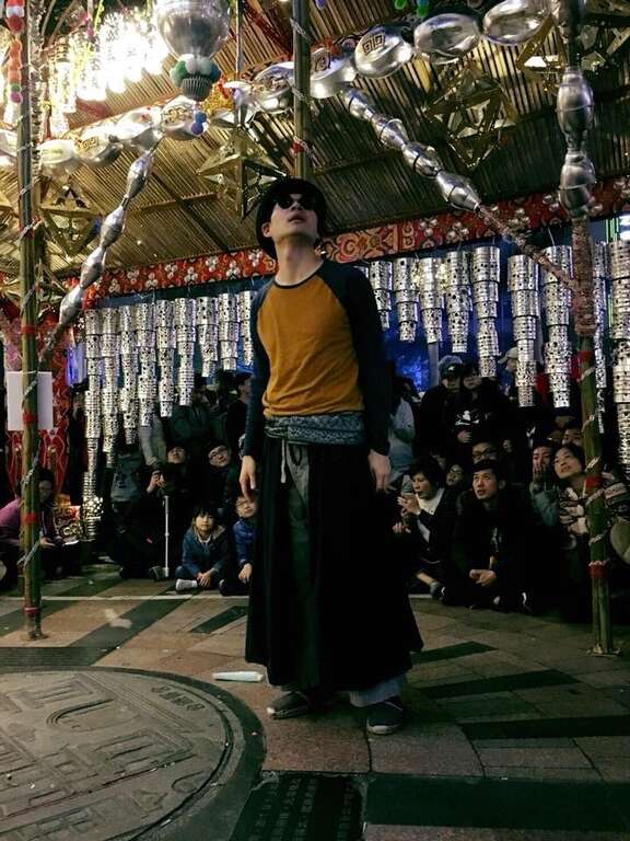 今晚8點在「重生善性」的大妙人生小丑表演將搭配作品互動燈光秀，帶給民眾不一樣的感官享受