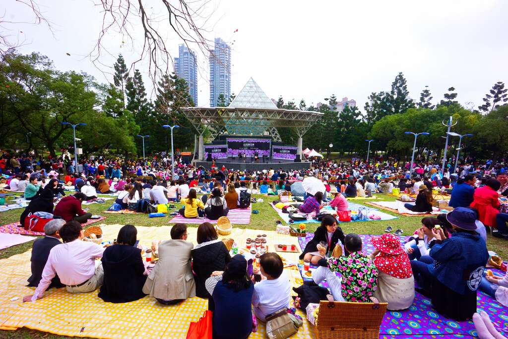 4月1日(日)观传局将在大安森林公园露天音乐台举行杜鹃花季野餐音乐会，演唱卡司实力坚强